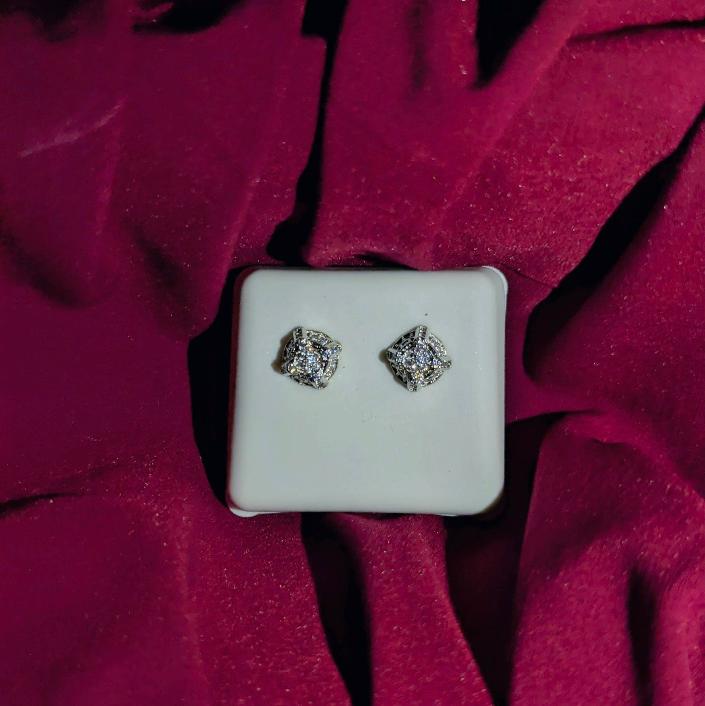 Radiant Diamond Cluster Stud Earrings – Where Brilliance Meets Artistry