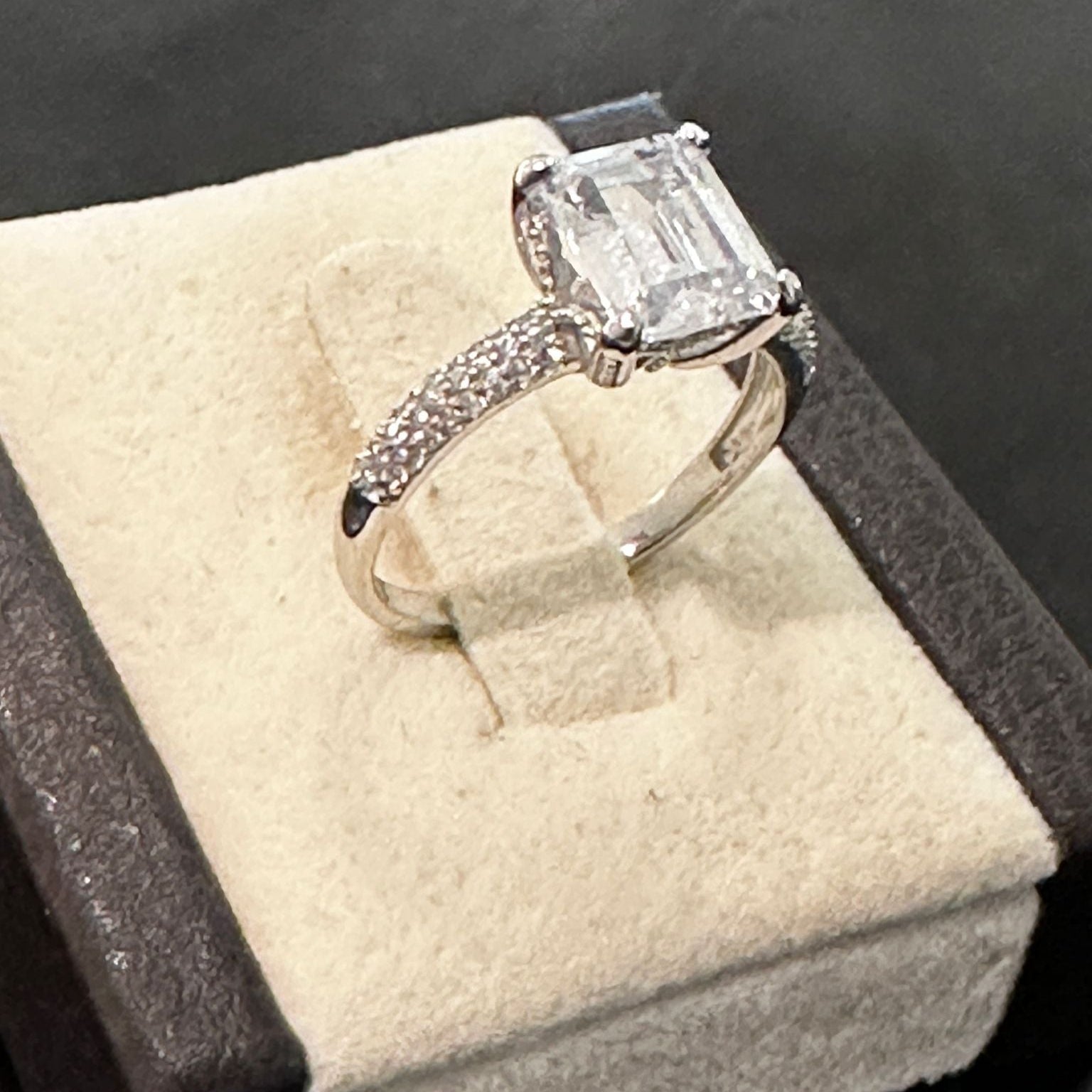 Real Moissanite 2.00 CTTW Ring – Diamond-Like Brilliance